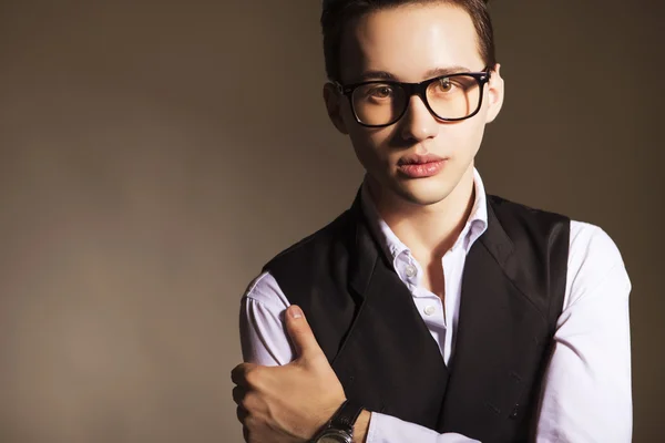 Young handsome brunette macho businessman in black suit and whit — Stock Photo, Image