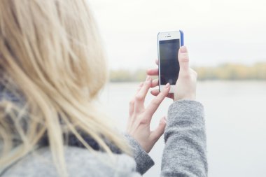 Sarışın güzel şık beyaz kadın bir w üzerinde gündelik kıyafeti