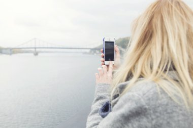 Sarışın güzel şık beyaz kadın bir w üzerinde gündelik kıyafeti