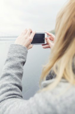 Sarışın güzel şık beyaz kadın bir w üzerinde gündelik kıyafeti