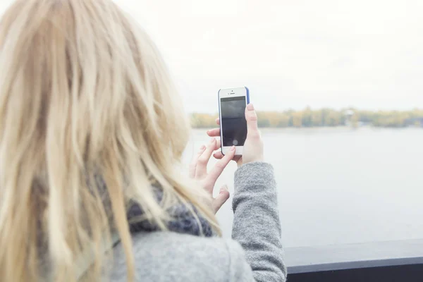 Blonda vackra eleganta kaukasisk kvinna i casual outfit på ett w — Stockfoto