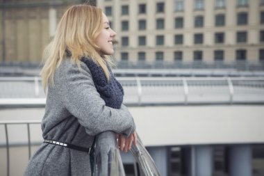 Güzel sarışın genç Kafkas kadın gri ceket ve wa eşarp