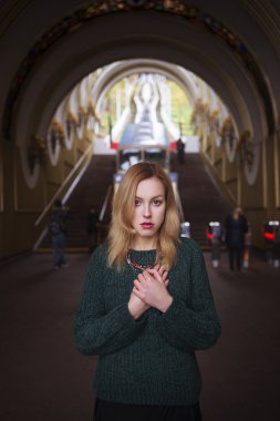 Kırmızı dudaklar ayakta ben kemer içinde yalnız yalnız güzel bir kadınla