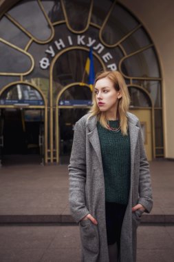 Sıcak swea kırmızı dudaklar tek başına ayakta yalnız güzel bir kadınla