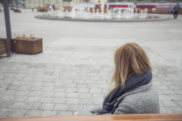 Frumos blonda tineri caucazian femeie în gri haina și eșarfă wa — Fotografie, imagine de stoc