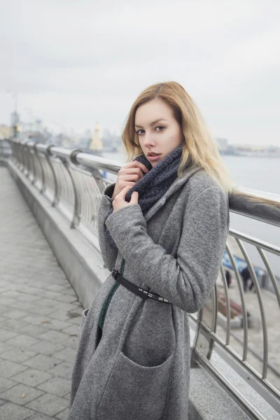 Hermosa rubia joven caucásica mujer en abrigo gris y bufanda wa —  Fotos de Stock