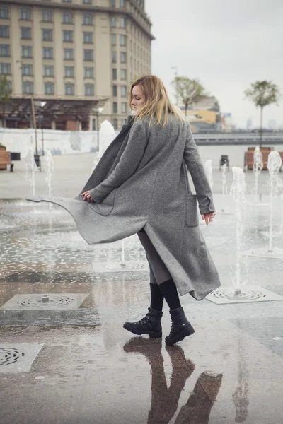 Krásná blondýna mladá Kavkazský žena v šedém kabát a šátek wa — Stock fotografie
