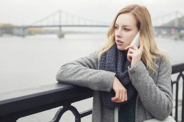 Mulher loira bonita em um passeio na cidade europeia falando sobre ela — Fotografia de Stock