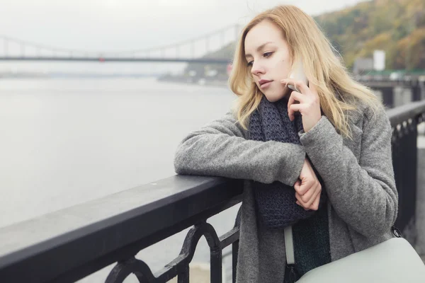 Mulher loira bonita em um passeio na cidade europeia falando sobre ela — Fotografia de Stock