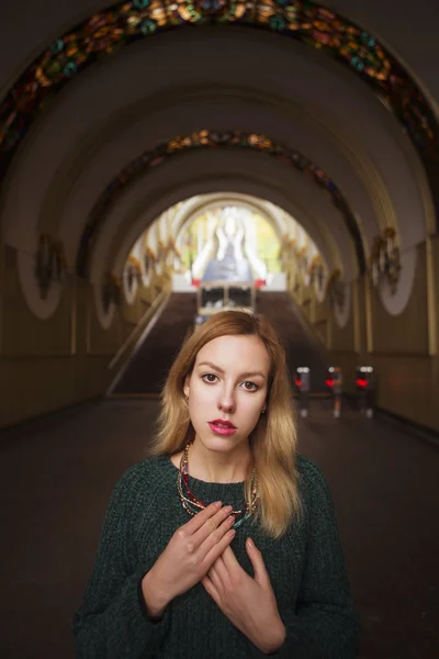 Lonely beautiful woman with red lips alone in archway standing i — Stock Photo, Image