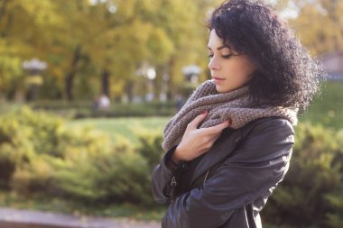 Beautifil esmer beyaz kadın deri ceket ve eşarp w