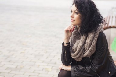 Beautifil esmer beyaz kadın deri ceket ve eşarp w