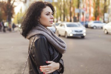 Bir Avrupa şehri s Fularlı esmer güzel bir beyaz kadın