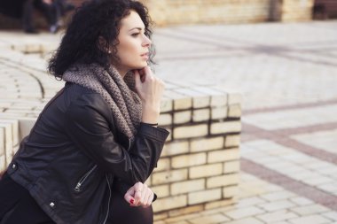 Beautifil esmer beyaz kadın deri ceket ve eşarp w