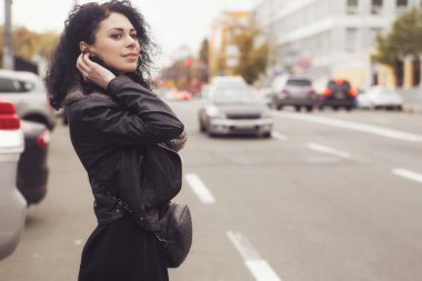 Bir Avrupa şehri s Fularlı esmer güzel bir beyaz kadın