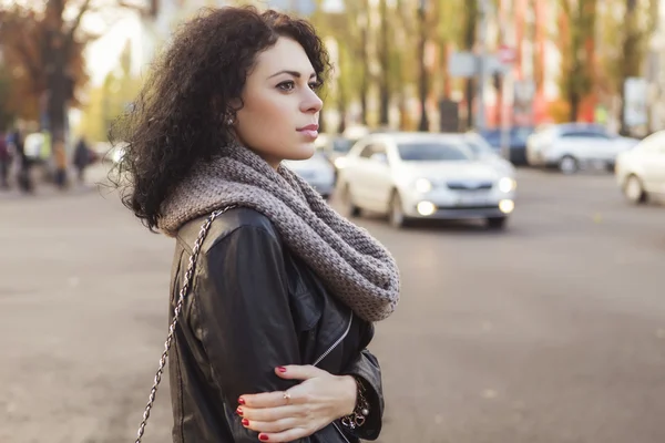 Bir Avrupa şehri s Fularlı esmer güzel bir beyaz kadın