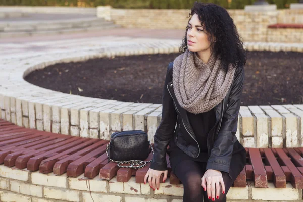 Beautifil brunette Kaukasische vrouw in lederen jas en sjaal w — Stockfoto