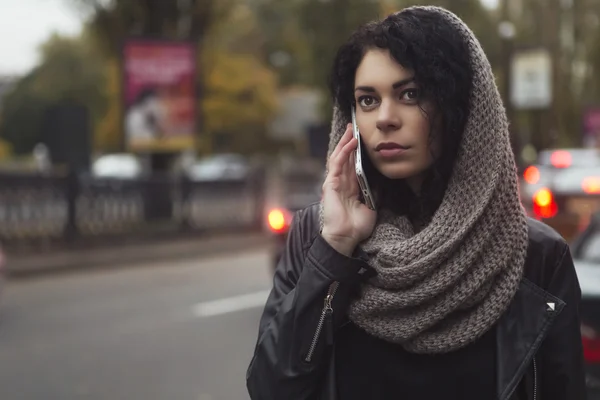 Bir Avrupa şehri s Fularlı esmer güzel bir beyaz kadın — Stok fotoğraf