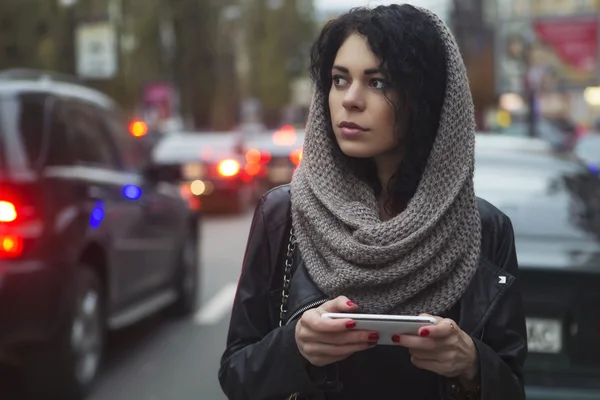 Brunette mooie Kaukasische vrouw in sjaal op een Europese stad s — Stockfoto