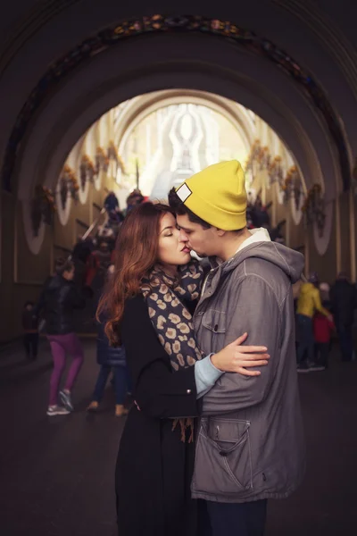 Cute brunette loving couple on a date. cold autumn, winter or sp — Stock Photo, Image