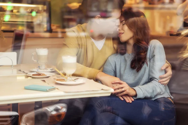 Schattige brunette liefdevolle paar in gezellige warme truien op een datum — Stockfoto