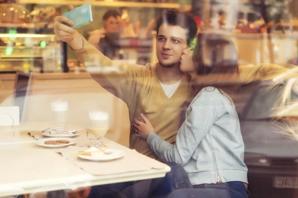 Carino bruna amorevole coppia in accoglienti maglioni caldi su un appuntamento a t — Foto Stock