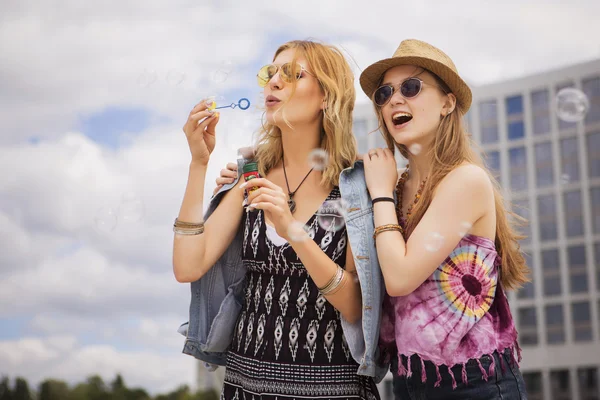 Two young beautiful blonde hipster girls on summer day having fu — Stock Photo, Image