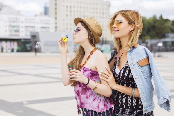 Due giovani belle ragazze hipster bionde nel giorno d'estate avendo fu — Foto Stock