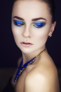 Güzel esmer model kadın mavi kolye ve akşam ile