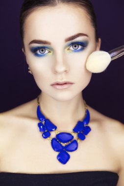 Güzel esmer model kadın mavi kolye ve akşam ile