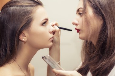 Esmer esmer br için makyaj uygulanması sanatçı kadın makyaj