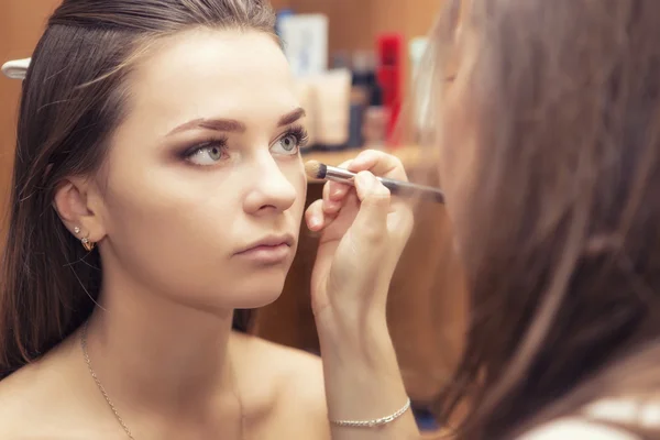 Brünette Make-up Artist Frau Anwendung Make-up für eine Brünette br — Stockfoto