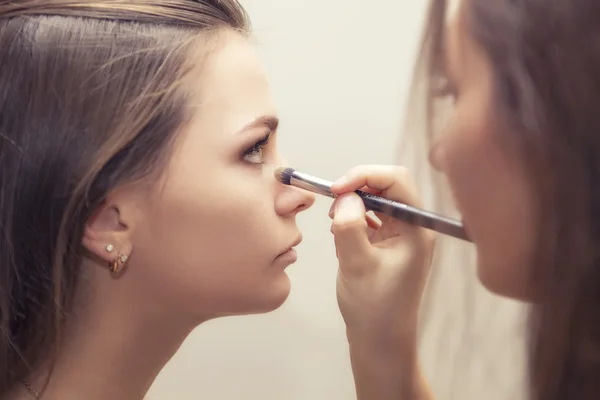 Brunette make-up artiest vrouw toepassing maken omhoog voor een brunette br — Stockfoto