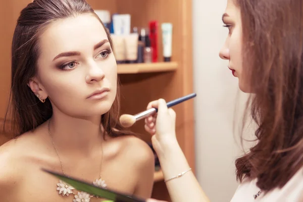 Brunette maquillage artiste femme application maquillage pour une brune br — Photo