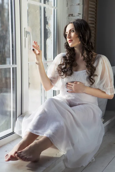 Pregnant sexy caucasian white woman with curly hairstyle sitting — Stock Photo, Image