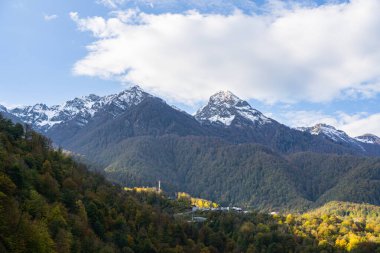 Sonbaharda dağ manzarası