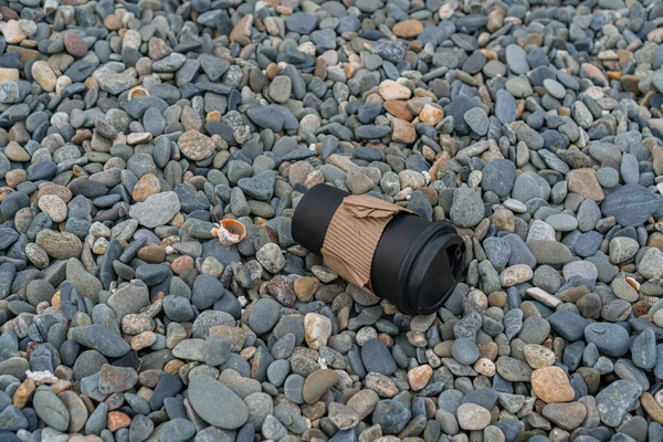 Une Tasse Café Papier Trouve Sur Littoral Rocheux — Photo