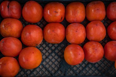 bir kutuda olgun portakal hurması