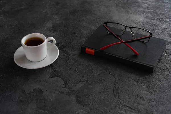 Van Egy Bögre Kávé Asztalon Mellette Egy Könyv Egy Szemüveg — Stock Fotó