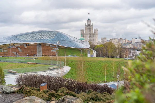 2021 baharında Moskova 'daki Zaryadye Parkı