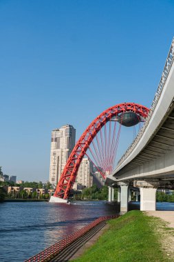 2021 baharında Moskova 'daki Zhivopisny Köprüsü