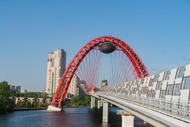 2021 baharında Moskova 'daki Zhivopisny Köprüsü