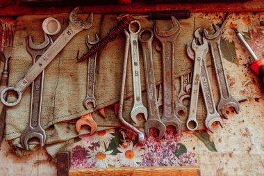 İnşaat aletleri ve anahtarlar masanın üstünde.