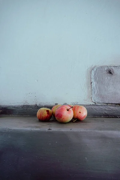 Appels Liggen Een Metalen Oppervlak — Stockfoto