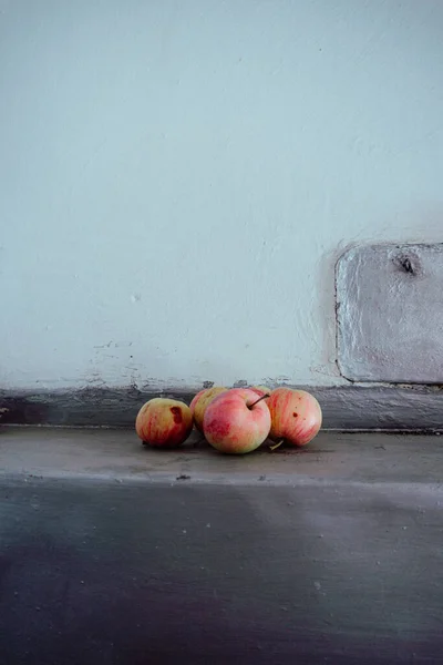 Maçãs Estão Uma Superfície Metálica — Fotografia de Stock