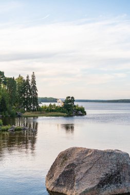 Ormanda göl ve çardak