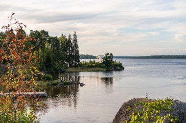 Ormanda göl ve çardak