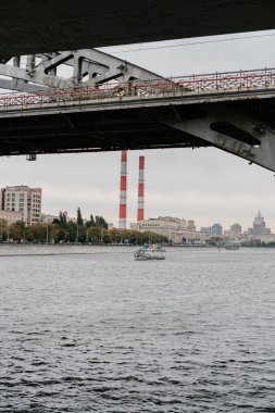 Gemi Moskva Nehri boyunca ilerliyor. Panorama. Moskova, 2021 Sonbaharı