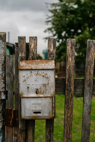 Alter Holzzaun Mit Briefkasten — Stockfoto