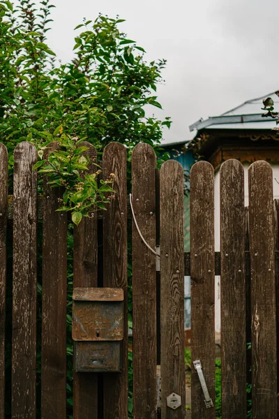 Oude Houten Hek Met Brievenbus — Stockfoto